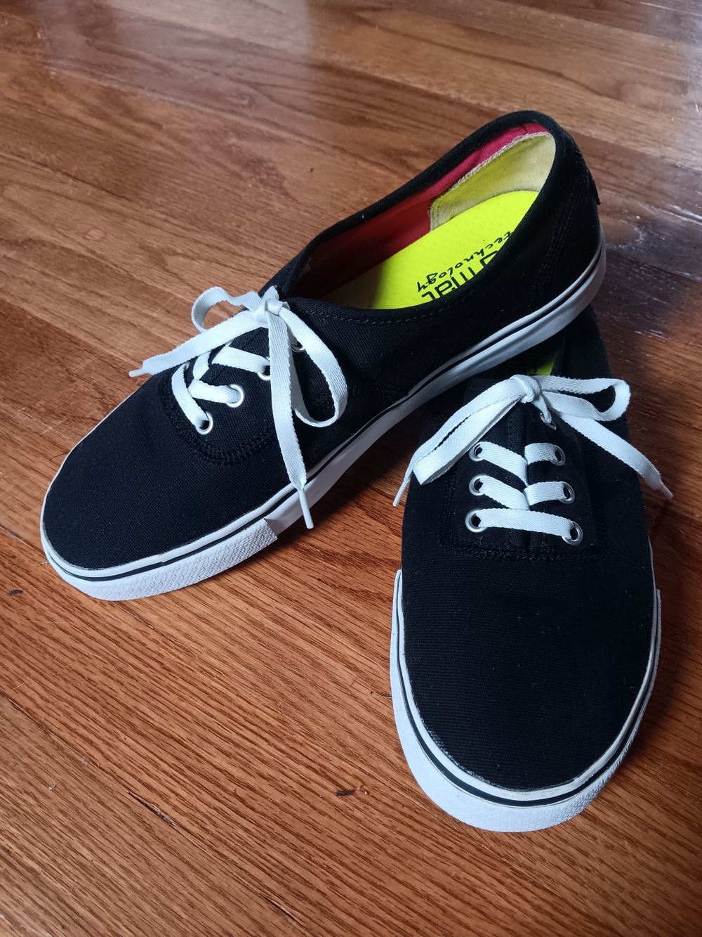 Skechers On-The-Go Black & White Canvas Lace-Up Sneakers Go Mat Technology 9.5